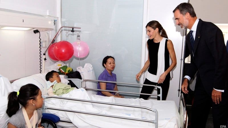 King Felipe VI, Queen Letizia of Spain visit injured victims of Barcelona attack