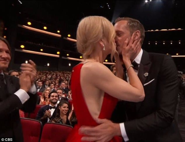 Nicole Kidman, Alexander Skarsgård: the epic kiss on the lips after he wins Emmy for Big Little Lies