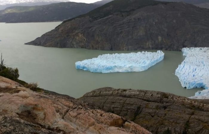 Chile: Iceberg breaks from ruptured glacier