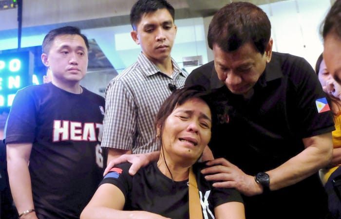 Duterte breaks into tears with families of Davao mall fire victims