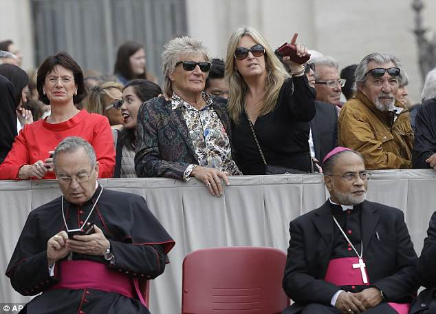 Pope picks out Rod Stewart and wife Penny from the crowd to say hello