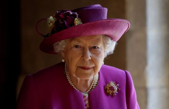 The Queen has surgery to remove cataract from her eye