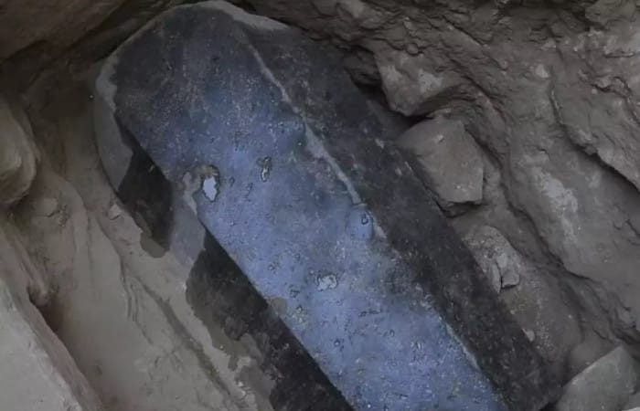 Egypt: archaeologists reveal contents of mysterious giant sarcophagus in Alexandria