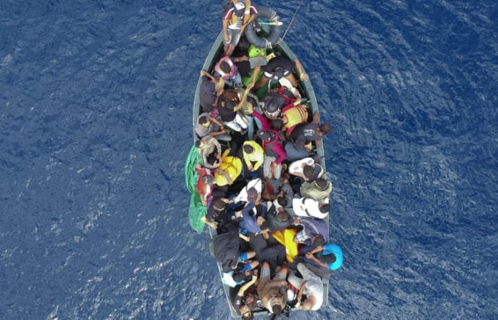 Spain arrests four for migrant trafficking in drug boats