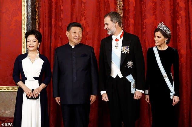 Queen Letizia joins the Chinese President, the first lady for a gala dinner in Spain