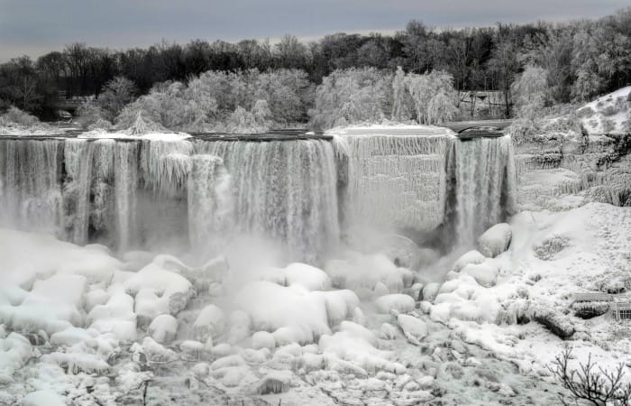 Niagara Falls leaves visitors stunned by ‘Frozen fairytale’