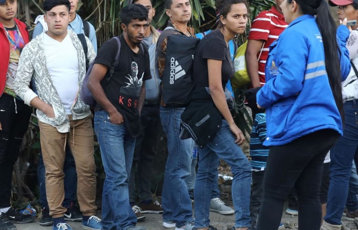 Hundreds of Honduran migrants cross Guatemala border as caravan heads for US