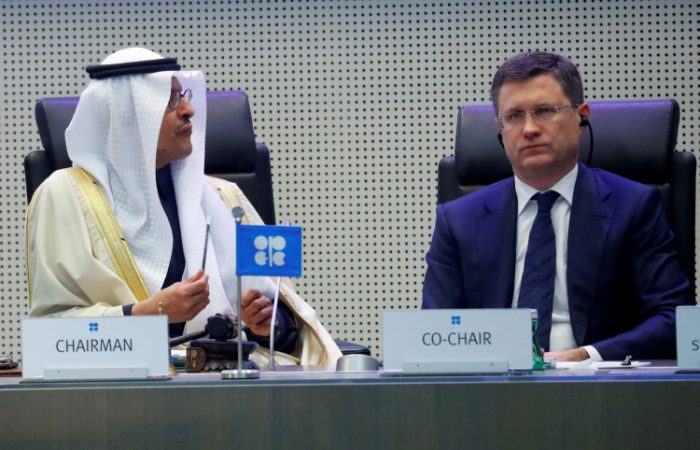 Russia, Saudi Arabia move closer to global oil production cut deal