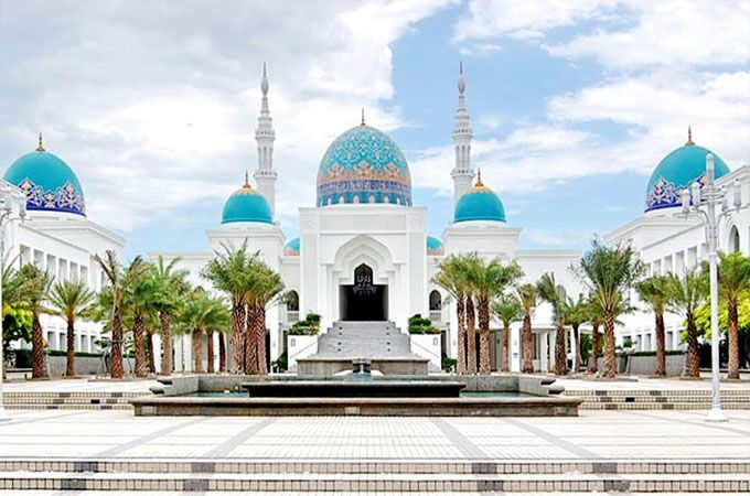 Malaysia mosques to reopen to foreign worshippers on Sep 1