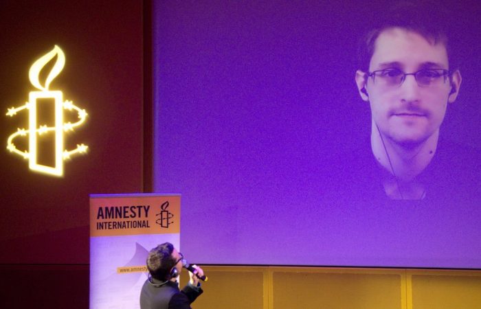 Edward Snowden to apply for Russian citizenship