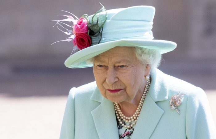 Queen Elizabeth cancels traditional Christmas plans amid omicron surge