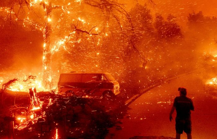Colorado wildfire destroys hundreds of homes