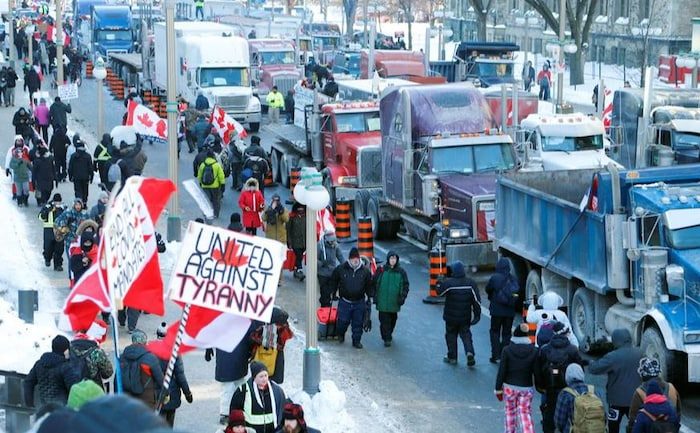 Canada: thousands of truckers block highway into US