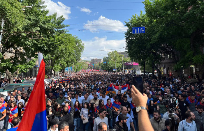 Protesters in Yerevan set the flag of the Nagorno-Karabakh Republic in the construction of the Armenian Foreign Ministry