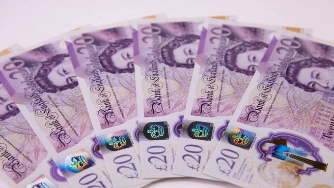 In 100 days, the Bank of England will withdraw from circulation paper notes in denominations of £20 and £50