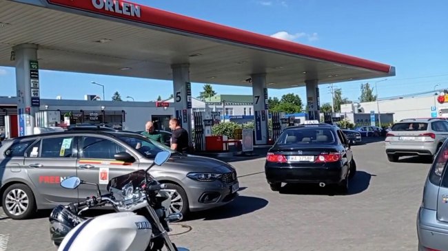In Warsaw, drivers staged a protest at gas stations due to high gasoline prices