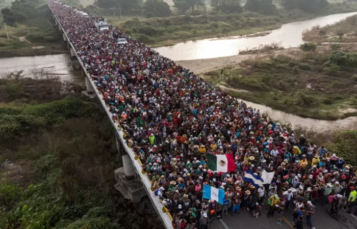 Largest migrant caravan leaves Mexico for US
