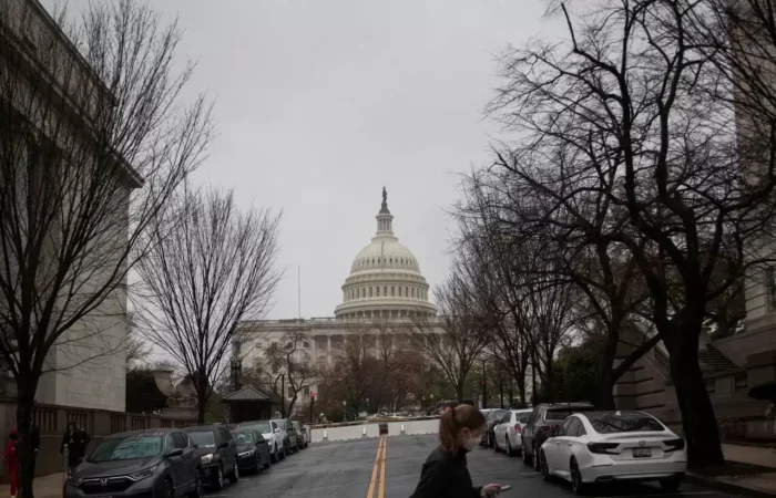 US police arrested a man with ammunition and fake police badge outside Capitol