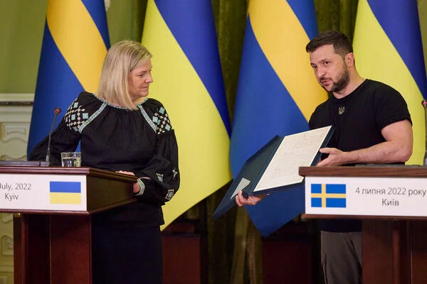Prime Minister of Sweden gave Zelensky a copy of the letter of Charles XII on the independence of the Zaporizhzhya Sich