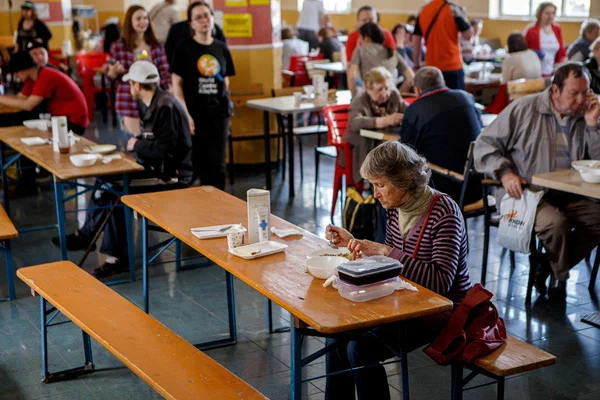 Refugees from Ukraine in Norway are forced to queue for food.