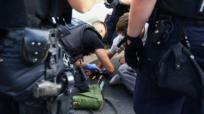 Berlin police refused to tear off the asphalt activists who stuck themselves.