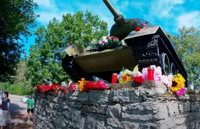 Tonight, residents of Narva brought flowers to the site of the demolished monument to the T-34 tank