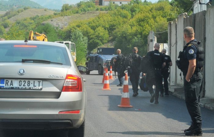 Serbian police officers began to let through Kosovo documents