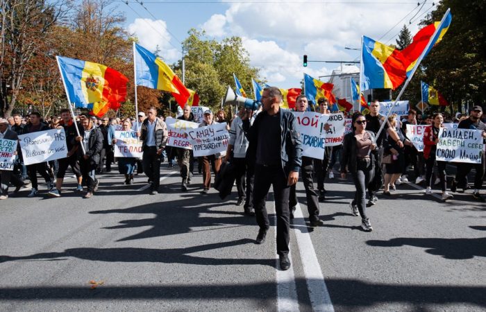 Opposition supporters again held a rally in the center of Chisinau