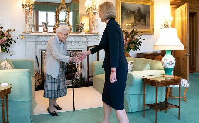 Elizabeth II accepts Liz Truss as new prime minister