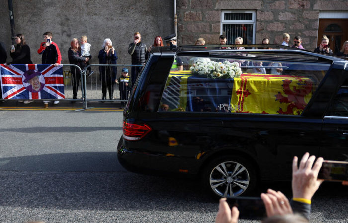 The funeral procession with the coffin of Elizabeth II arrived in Aberdeen