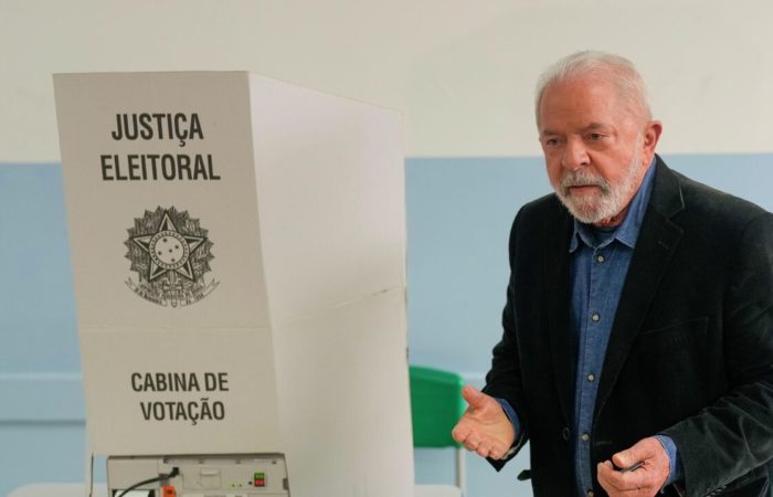 Lula de Silva leads the presidential elections in Brazil.