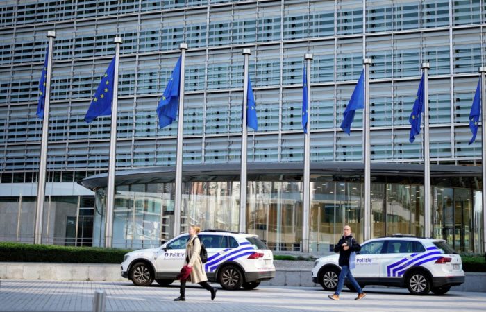 The EC said that the EU does not have a ban on contacts with Russia.