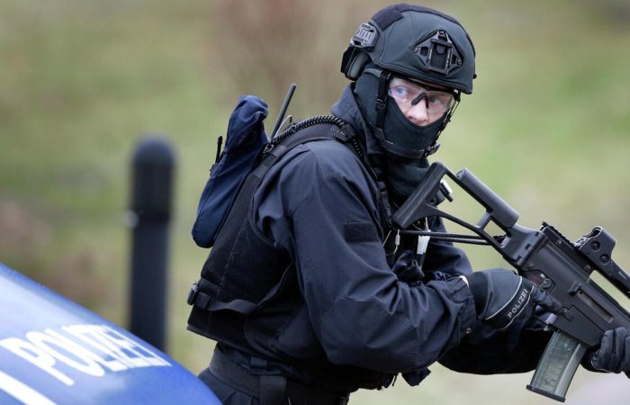 In Germany, the police are conducting a hostage-taking operation.