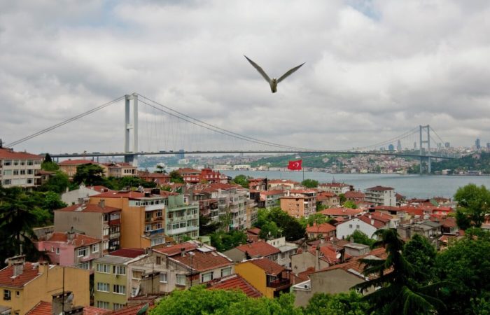 In the center of Istanbul, an armed attack was made on a car.