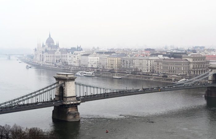 A man with a knife attacked the police in Budapest.