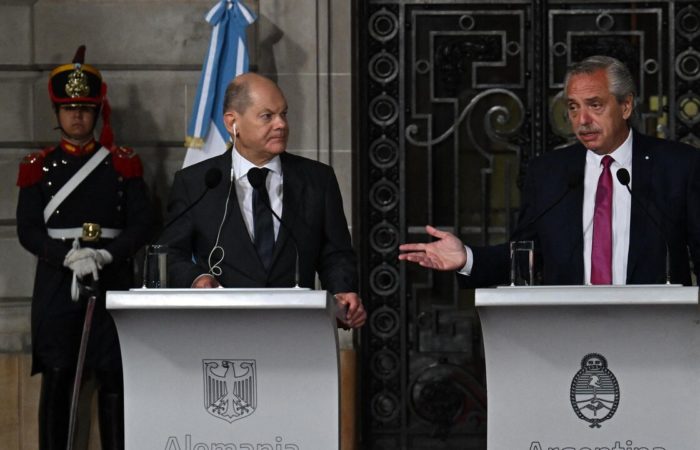 The President of Argentina ruled out sending weapons to Ukraine.