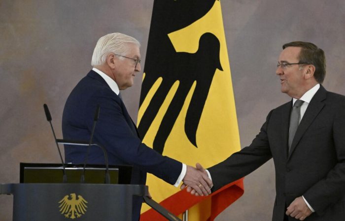 The new German Defense Minister took the oath in the Bundestag.