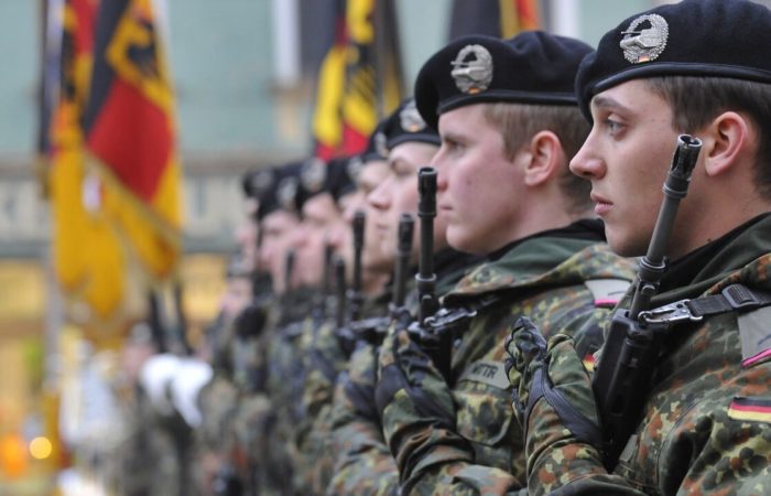 The Bundeswehr urgently needs new equipment, said the German opposition leader.