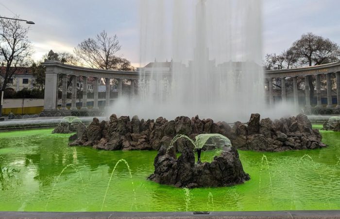 Eco-activists have painted fountains green in Vienna.