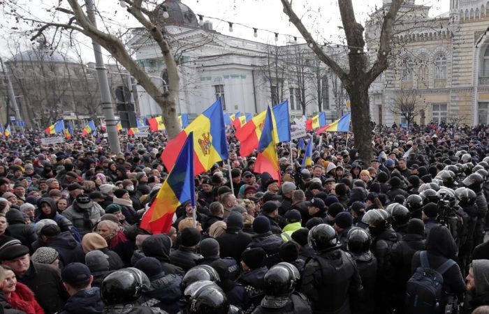 The opposition in Moldova urged to compensate the population for winter bills.