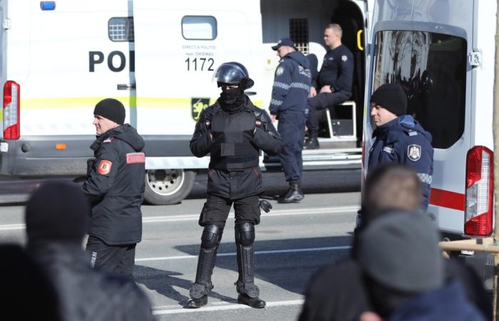 The Moldovan police reacted to the blocking of roads by the opposition.