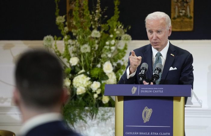 Biden, during a speech in Ireland, invited the audience to lick the world.