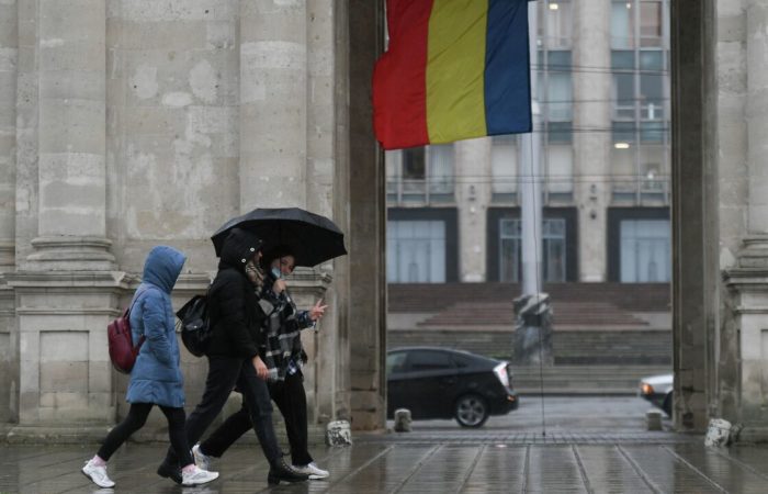 The city hall of Chisinau is being searched in connection with the theft of funds for refugees.