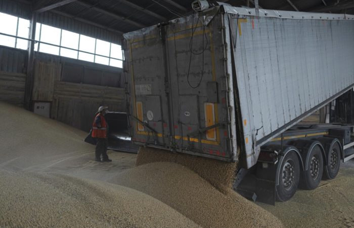 The European Commission has extended the ban on the import of grain from Ukraine to five countries.