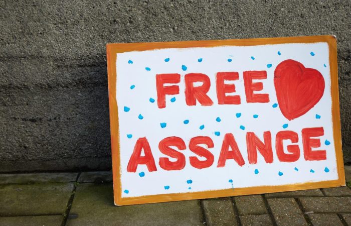 The Chinese Foreign Ministry urged to judge not Assange, but the “hacker empire”.