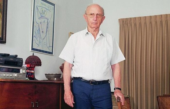 Zvi Zamir, who led the Mossad during the Yom Kippur War, has died.